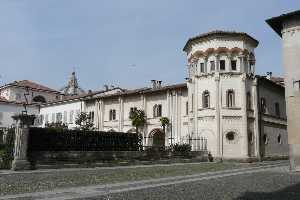 Xtrallusion offers characteristic Bed and Breakfast, B&B, Guest House, Hotel, Albergo and Country Lodge accommodation in Italy. Plus independent self-guided Walking, Adventure, Activity, Skiing and Paragliding Holiday itineraries on the Italian Rivieras, in the Italian Lakes, in the Italian Alps and in some of the most beautiful corners of Italy.